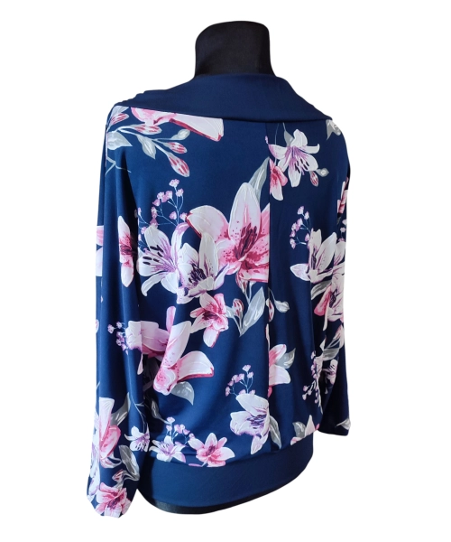 Granatowa bluzka kimono z marszczonym dekoltem - wzór w kwiaty